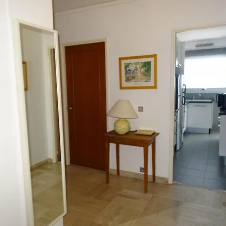 Hyeres, 2 Pieces, 4 Personnes - Fr-1-335-64 Hyères